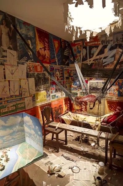 她朋友圈的艺术品 - The Man Who Flew into Space from His Apartment (1985) by Ilya and Emilia Kabakov